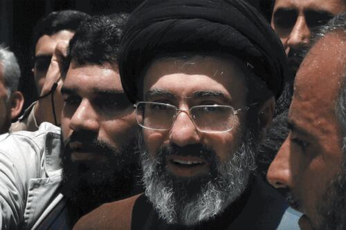 Iran, doppio giallo su Khamenei jr: "È stato ferito". Panico tra gli ayatollah