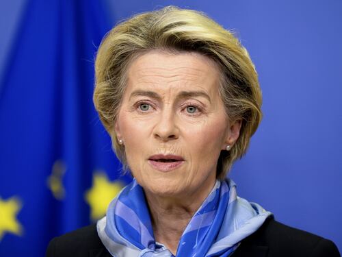 Ue, la beffa nel giorno del voto. Von der Leyen condannata sui vaccini per il Covid