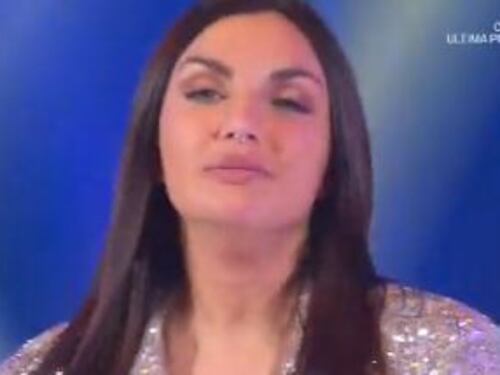 Domenica In, Elettra Lamborghini fa vedere il piercing sul seno. Così lo scopre Mara Venier