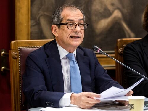 Il Fmi taglia stime Pil e lo spread vola. Tria: "Abbassare i toni con l'Europa"