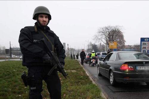 Strasburgo, c'è un quinto fermo. Blitz nel quartiere di Chekatt