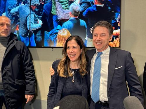 Sardegna, Schlein furiosa, cercasi Conte. Le carte che affossano Todde