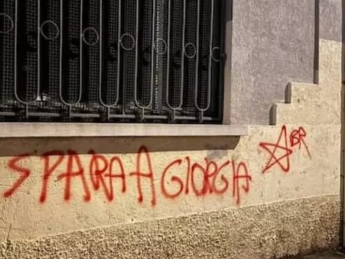 Busto Arsizio, scritta contro la premier Meloni: "Spara a Giorgia"