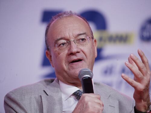 Il ministro dell'Istruzione Giuseppe Valditara vieta il cellulare nelle aule scolastiche