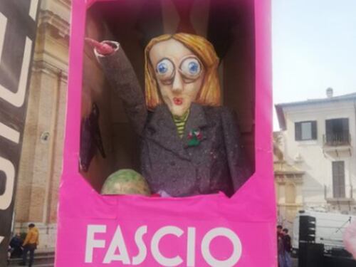 Meloni diventa "Barbi Fascio di Luce": il fantoccio choc a Poggio Mirteto