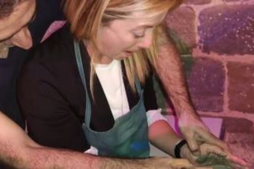 Giorgia Meloni come "Ghost". Che classe con la ceramica