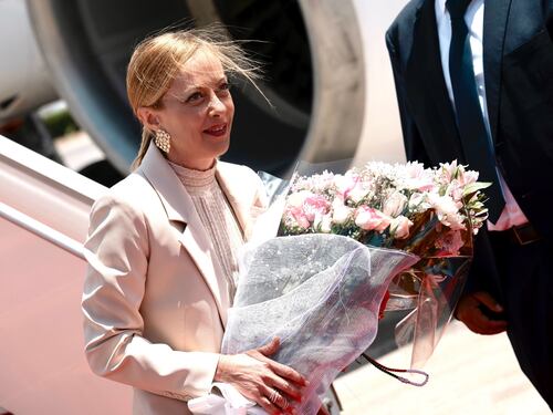 Meloni mette all’asta i regali di Stato. Scarpe di pitone, tappeti e gioielli: tutti i doni e quanto valgono