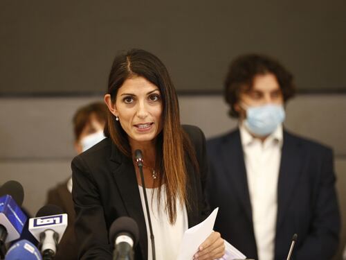 Raggi vuole un referendum che non si può fare: gaffe su armi e Ucraina