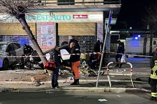 Roma, Smart va fuori strada e sbatte contro un albero: morti e feriti