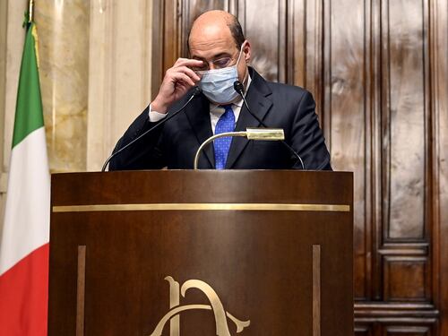 Il blitz di Renzi e il sì di Salvini mandano in crisi Zingaretti