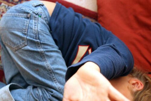 Lancia la figlia dal balcone e poi tenta il suicidio