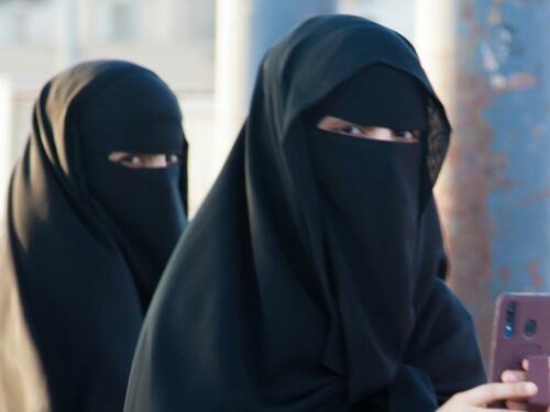 Monfalcone, l'uso del niqab in classe e il nodo integrazione. Valditara: "Serve una legge"