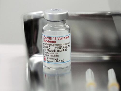 "Vaccino contaminato", due morti dopo la dose. Lotti ritirati in Giappone e Moderna crolla a Wall Street