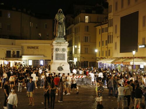 Roma, via alla rivoluzione di Roberto Gualtieri: serrande giù alle 22, ma non solo per i "bangla"