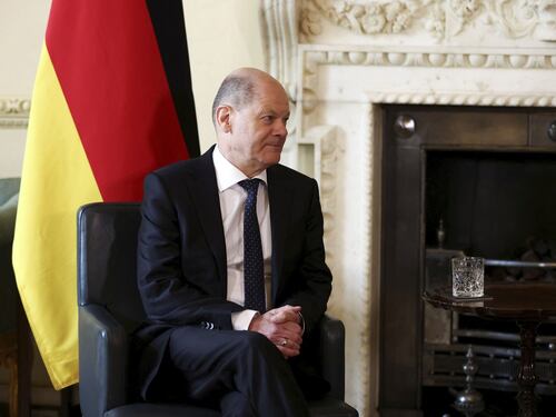 La grande farsa della Germania. Olaf Scholz: “Embargo su gas russo non metterebbe fine alla guerra”