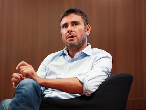 Casellati e Tajani? Di Battista dà lezioni di governo a Meloni: "Così perde la faccia"