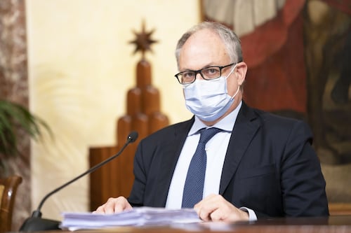 La promessa di Gualtieri: "Da lunedì via alle domande per contributi a fondo perduto alle imprese"