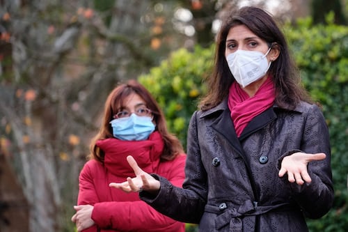 Virginia Raggi e la risposta alla Rai su condanna e dimissioni. Storace: "Se lascia chi ci pensa ai tavolini?"