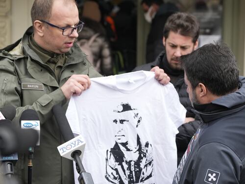 Guido Crosetto difende Matteo Salvini: “Perdonatelo, non ha invaso lui l’Ucraina”. Parla il contestatore
