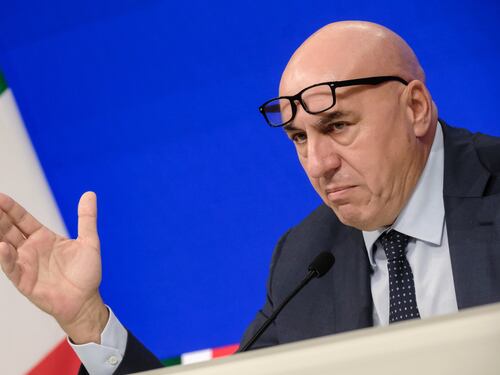 Attacco a Unifil, Crosetto non ci sta: "Possibili crimini di guerra, non prendiamo ordini da Israele"