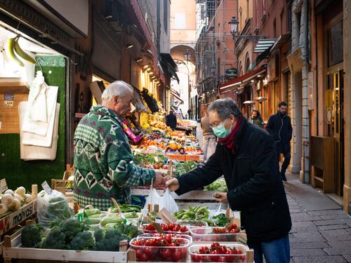 Guanti e mascherine obbligatorie per chi vende e manipola cibo. Ecco le regole contro il contagio