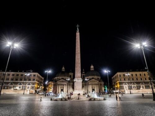 Piazza del Popolo si fa bella di notte con le nuove luci a led