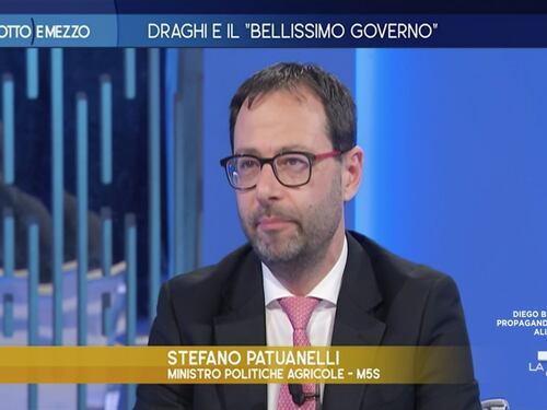 Otto e mezzo, il ministro Patuanelli non accetta l’arrabbiatura di Mario Draghi: “Siamo una repubblica parlamentare, se lo ricordi”