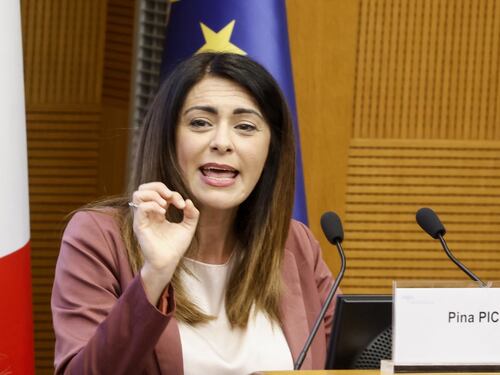 Pd contro Picierno perché incontra gli ebrei. Silenzio Schlein, ed è bufera