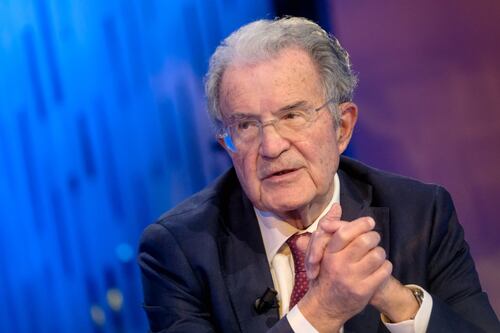 Migranti, Prodi dà la linea a Schlein: "No all'Albania, portiamoli tutti in Calabria"