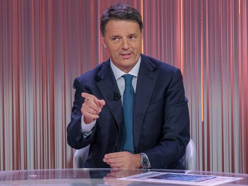 Francia-Italia ai ferri corti, consiglio di Renzi a Meloni: “Faccia una tregua con Macron”
