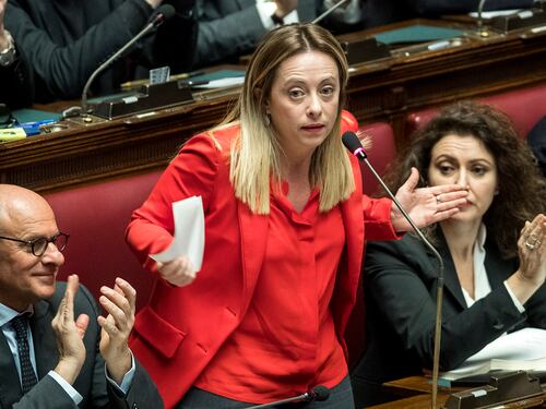 Sì al referendum. Giorgia Meloni da sola per tagliare i parlamentari