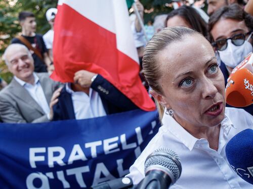 Giorgia Meloni distrugge il reddito di cittadinanza: “Metadone di Stato”. Poi il dolce siparietto con Salvini