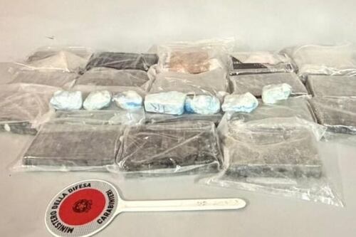 Milano, folle inseguimento sulla Statale: sperona i carabinieri con l'auto piena di coca