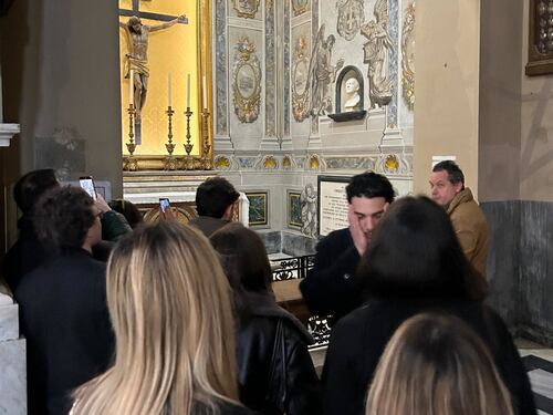 Tutti in fila per la "Giorgia alata". "È identica, bravo chi l’ha fatta"