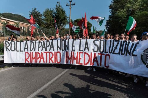 Tensione alle stelle a Rocca di Papa. La Caritas: migranti via entro pochi giorni
