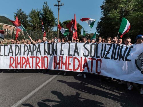 Tensione alle stelle a Rocca di Papa. La Caritas: migranti via entro pochi giorni