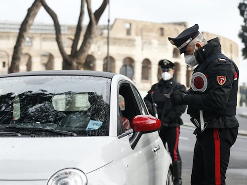 Nella calza degli italiani weekend in zona rossa e coprifuoco alle 20