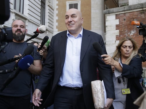 Crosetto parla con l'ambasciatore Sequi. Cosa si muove per la poltrona di ministro degli Esteri