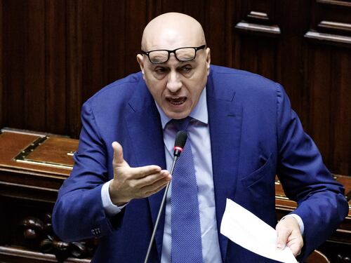 Ucraina, Crosetto demolisce l'opposizione da spiaggia: "Tornino allo spritz"