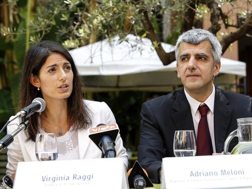 Roma Capitale, ancora guai per la Raggi. Si dimette l'assessore al Commercio