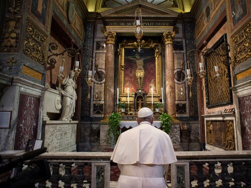 Il Papa porta a San Pietro il crocifisso "miracoloso"