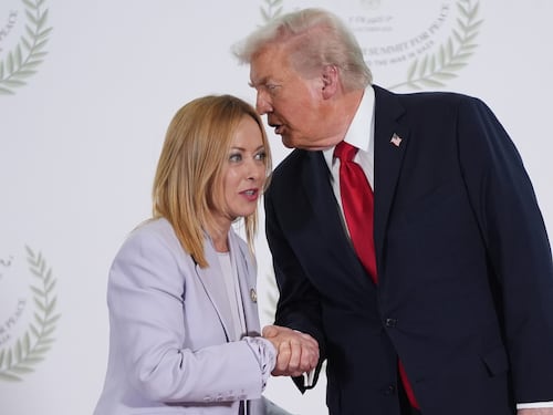 Dazi, Meloni e il nuovo elogio di Trump: “Sfida l’Ue e tratta con noi, ottima mossa”