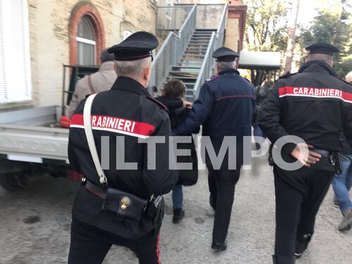 Diciottenne fatta a pezzi, fermato lo spacciatore nigeriano: "Aveva i vestiti della vittima sporchi di sangue"