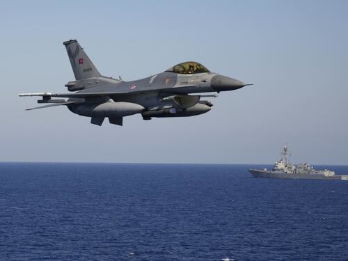 Medio Oriente, caccia Usa bombardano città della Siria