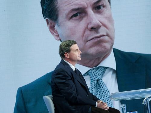 Calenda e Conte se le danno di santa ragione: “Populisti e incapaci. Mai appoggio al M5S”