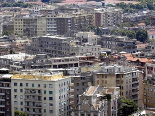 La Raggi assegna le case. Agli stranieri