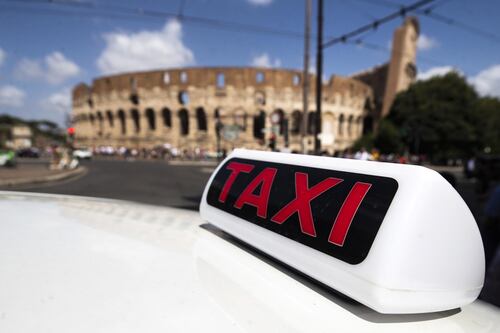 Taxi spenna-turisti, sospesa una licenza al giorno. Oltre 200 rapporti disciplinari