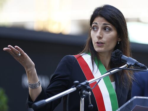 Travaglio e Scanzi al Globe Theatre, rivolta contro la Raggi