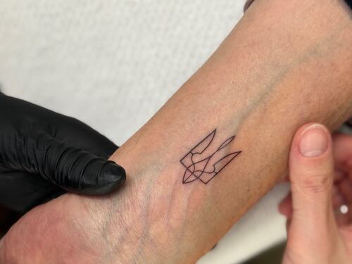 Calenda posta foto del tatuaggio "Slava Ucraini": "Ce lo siamo tatuati per la vita"