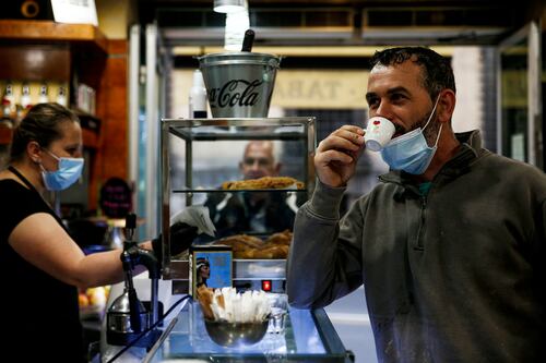Così torna il rito del caffè al bar tra mascherine, file e tavoli all'aperto